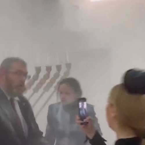 Antisemitische Poolse politicus gaat joodse kandelaar in parlement te lijf met brandblusser