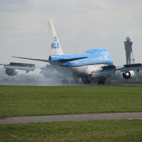 KLM wil noodzakelijke krimp van Schiphol tegenhouden via de rechter