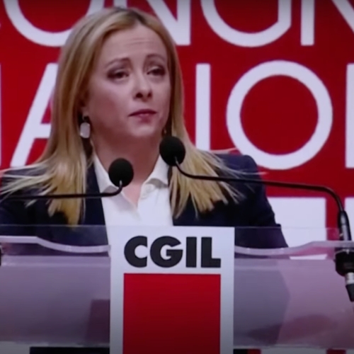 Extreemrechtse Italiaanse premier wordt verwelkomd met protestlied "Bella Ciao"
