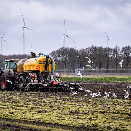 Koningspaar bezoekt platteland, boeren verzocht geen mest uit te rijden