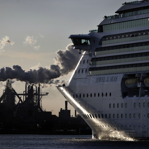 Extinction Rebellion weert  overlastgevend cruiseschip uit Amsterdamse haven