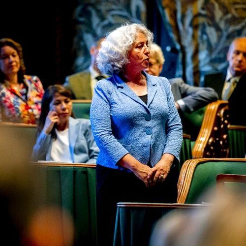 GroenLinks-PvdA-senator hekelt racisme Marjolein Faber en wordt het woord ontnomen in Eerste Kamer
