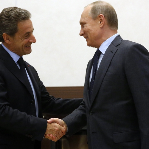 Corrupte Sarkozy onder vuur vanwege steun voor Poetin