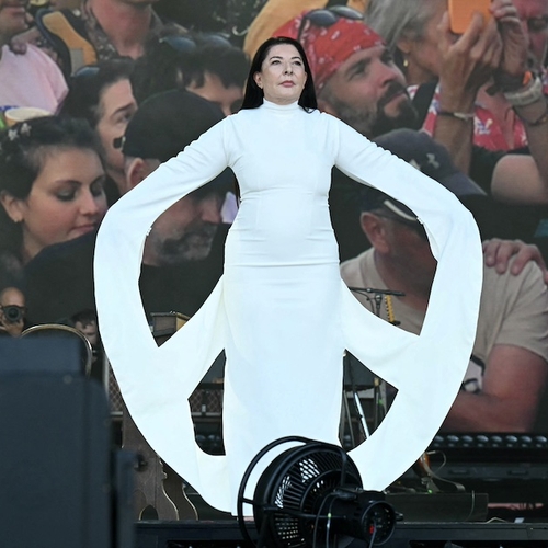 Marina Abramovic stunt met lange stilte voor vrede op afgeladen popfestival Glastonbury