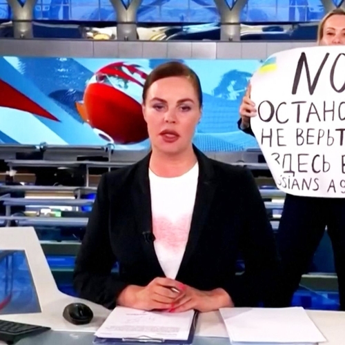 Journaliste die op tv anti-Poetin-protestbord toonde is gevlucht uit Rusland