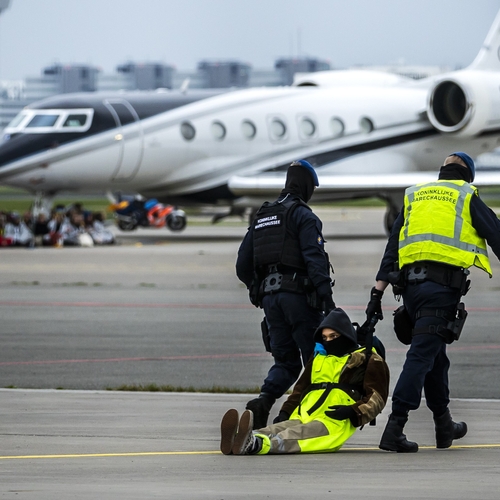 Eigenaars privéjets zien ze vliegen en denken dat Schiphol-baas klimaatactivisten uitnodigde