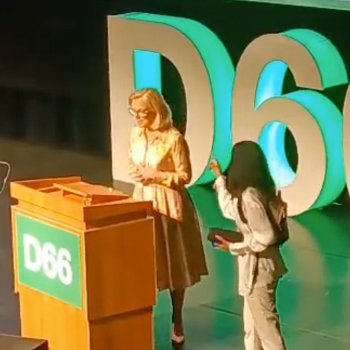 Transhater spuwt haar gal op podium D66