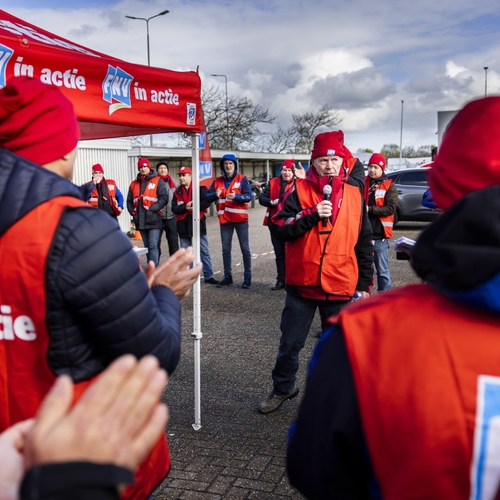Albert Heijn zegt lonen te willen verhogen, vakbonden weten van niets. Stakingen gaan door