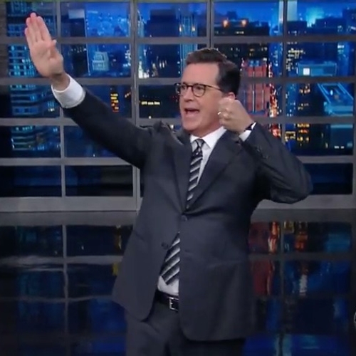 Stephen Colbert maakt gehakt van nazi-knuffelaar Trump