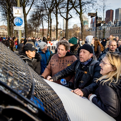 Coronaprotest in Den Haag ontaardt in geweld tegen de politie