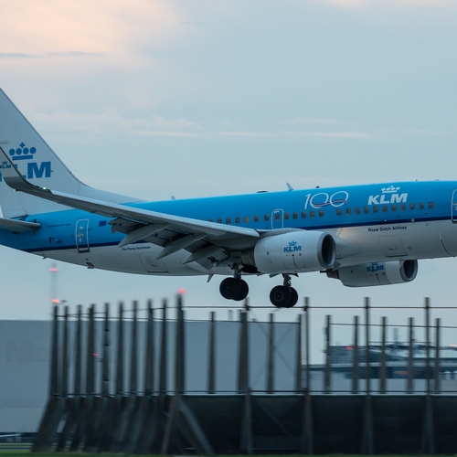 Afbeelding van Kabinet blijft KLM steunen, met het hoofd in de wolken
