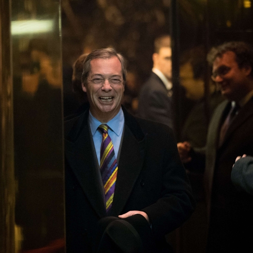 Nigel Farage opent heksenjacht op weduwnaar Jo Cox