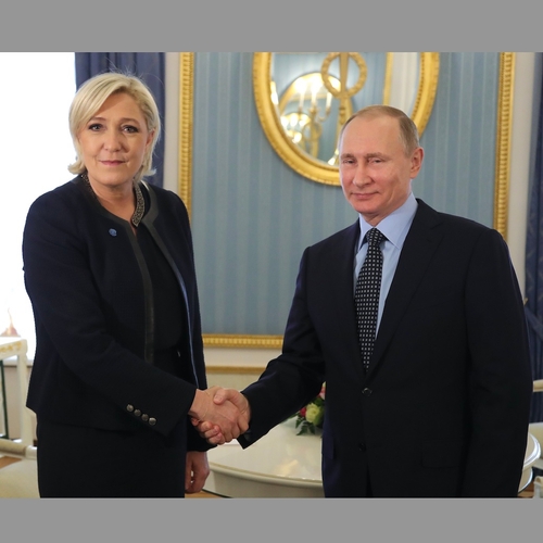 Le Pen vernietigt 1,2 miljoen verkiezingsfolders waarin ze trots poseert met Poetin