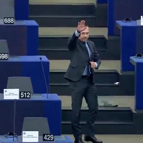 Bulgaarse nationalist brengt Hitlergroet in Europees Parlement