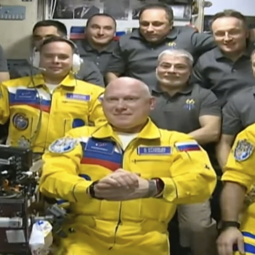 Russische kosmonauten dragen Oekraïense kleuren