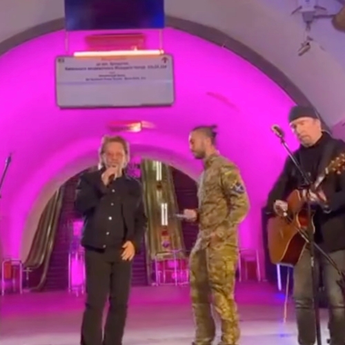 U2 geeft verrassingsoptreden in metrostation Kyiv