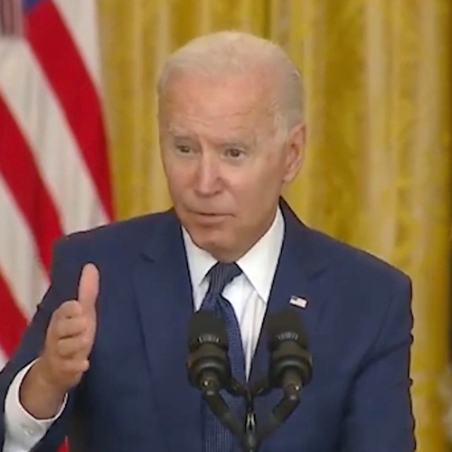Joe Biden stelt zelftesten gratis beschikbaar