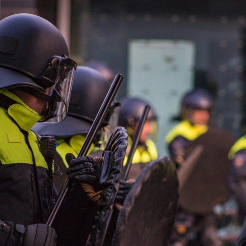 Afbeelding van D66 wil verbod op gebruik omstreden nekklem door politie