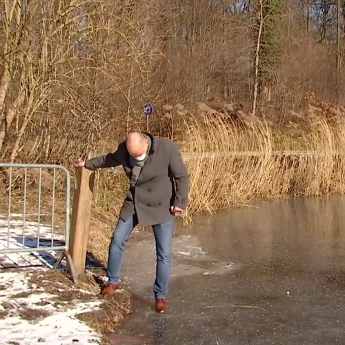 Afbeelding van Belgische burgemeester waarschuwt schaatsers en zakt prompt zelf door het ijs