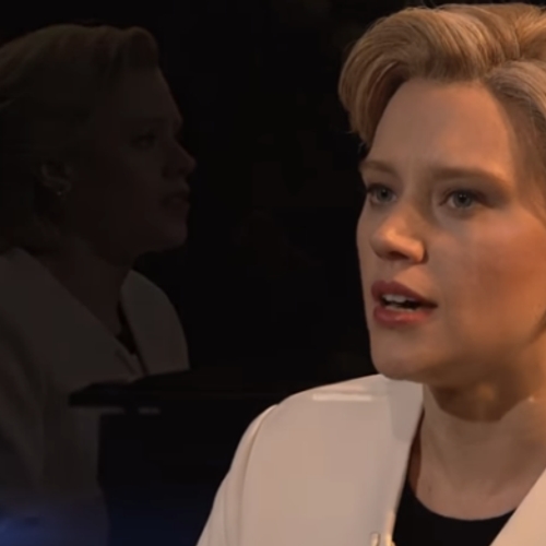 Hillary Clinton zingt Hallelujah bij Saturday Night Live