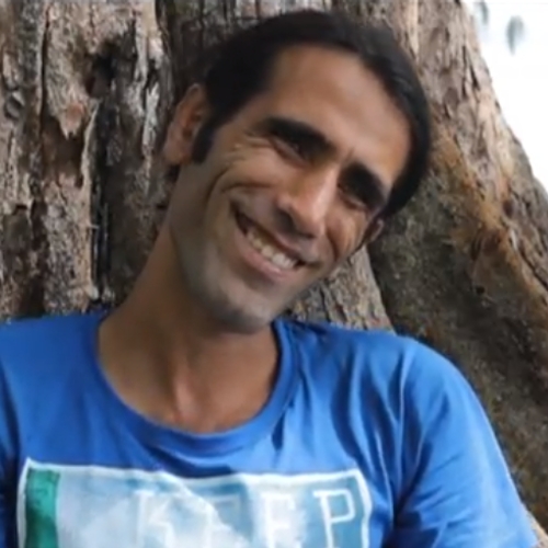 Vluchteling Behrouz Boochani wint prestigieuze literatuurprijs vanuit zijn gevangenis op Manus