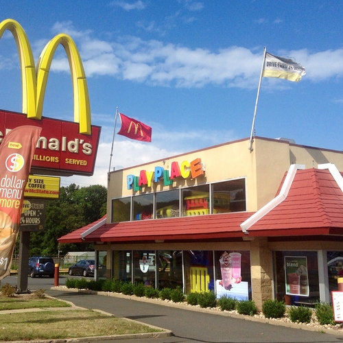Frans eiland moet 100.000 euro aan McDonald's betalen en opening filiaal toestaan