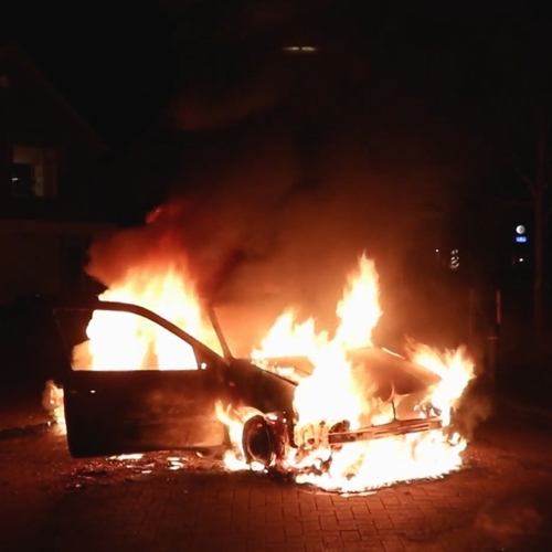 Veen heeft maling aan noodverordening: weer auto in brand gestoken