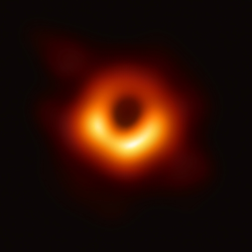 Eerste foto van een zwart gat ooit bewijst: het fenomeen bestaat