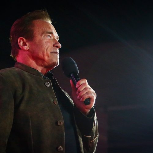 Arnold Schwarzenegger (R) doneert 100.000 dollar aan anti-racisme groep