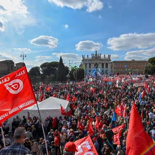 Afbeelding van Massale demonstratie in Rome tegen fascistische corona-ontkenners