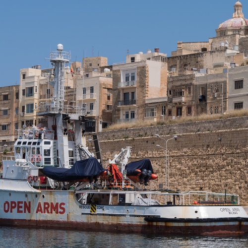 Spanje schiet Open Arms te hulp, haalt bootmigranten op met marineschip