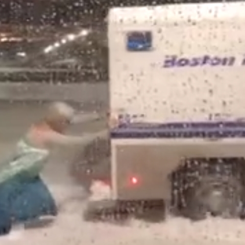 Afbeelding van Let it go! Real life Elsa redt politieauto uit de sneeuw