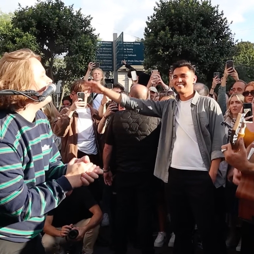 Nederlandse straatmuzikant krijgt plots gezelschap van twee grote sterren