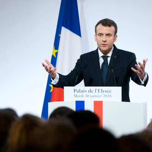 Macron reageert op racistisch politiegeweld Parijs: 'Onacceptabel'
