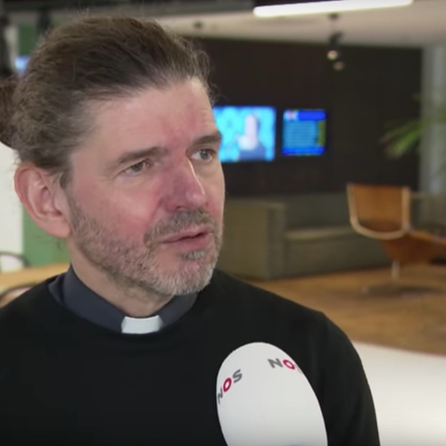 Amsterdamse priester Valkering ontslagen na coming-out