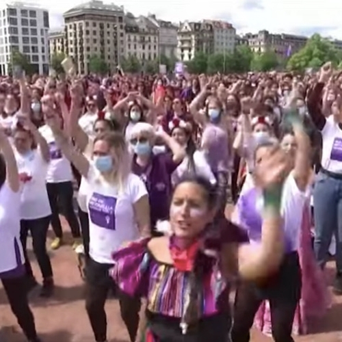 Afbeelding van Zwitserse vrouwen schreeuwen letterlijk en massaal om gelijke behandeling