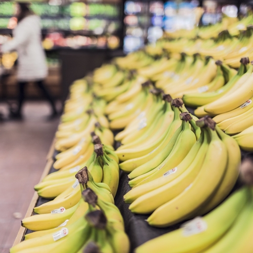 Wanneer gaan supermarkten de echte prijs rekenen voor bananen?
