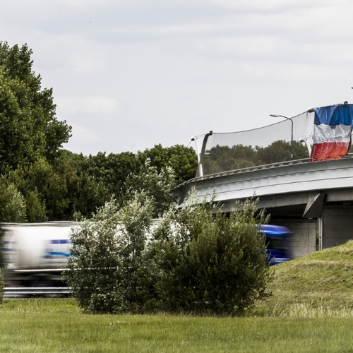 Zuid-Holland haalt omgekeerde vlaggen weg nadat er een op een rijdende auto belandde