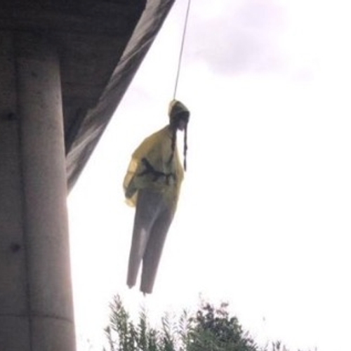 Afbeelding van Greta-pop verhangen aan brug in Rome
