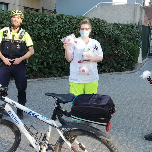 Politie geeft voorraad mondkapjeswoekeraar aan ziekenhuis