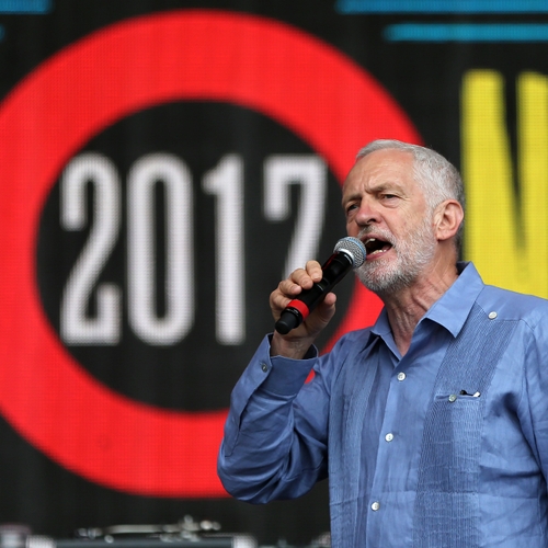 Jeremy Corbyn breekt de tent af op muziekfestival Glastonbury