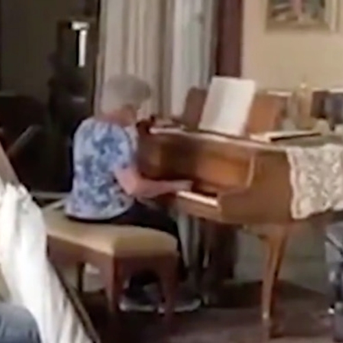 Vrouw in Beiroet speelt ontroerend piano in haar verwoeste appartement