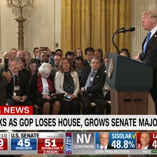 Afbeelding van CNN-journalist verbannen uit Witte Huis na bizarre persconferentie Trump
