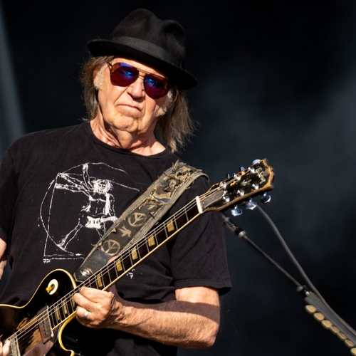 Neil Young eist dat Spotify zijn muziek verwijdert, uit protest tegen vaccinleugens
