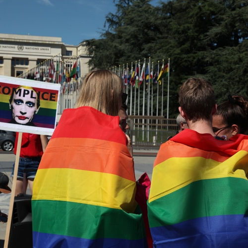 Autoriteiten dreigen adoptiezoons af te pakken: homostel ontvlucht Rusland