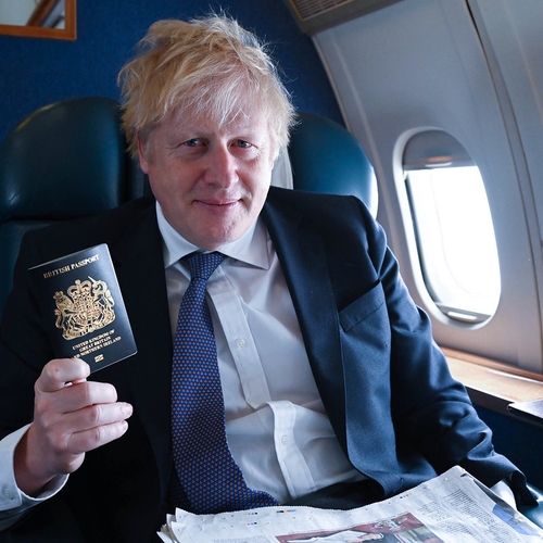Britten krijgen nieuw paspoort, in Polen gemaakt door Nederlands-Frans bedrijf