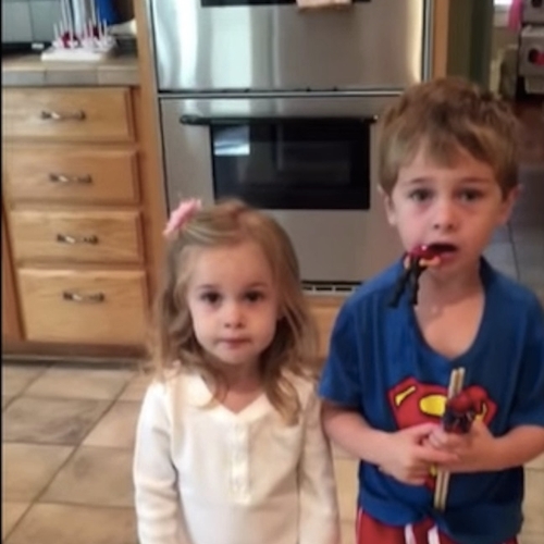 Hilarisch weer: kinderen reageren op ouders die hun snoep opeten