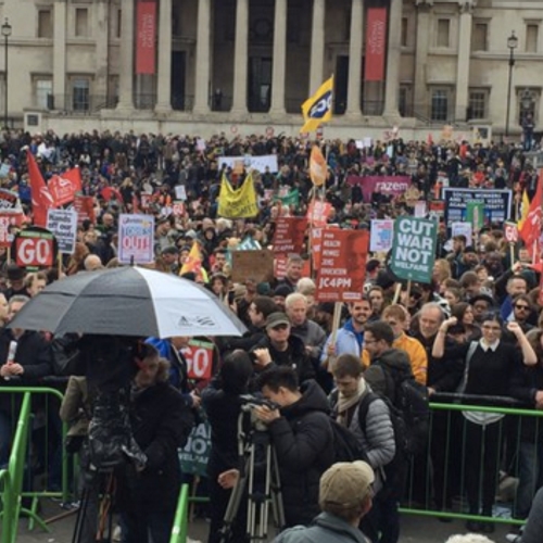 Ruim honderdduizend Britten demonstreren tegen Cameron