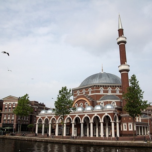 Gemeente Amsterdam gaat moskeeën beveiligen om dreiging aanslag