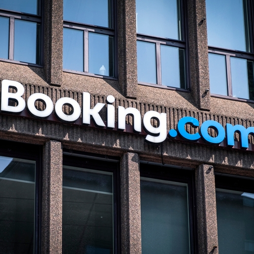 Booking.com krijgt tientallen miljoenen overheidssteun, ontslaat kwart personeel